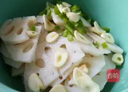 Illustration of how to make cold spicy lotus root slices 3