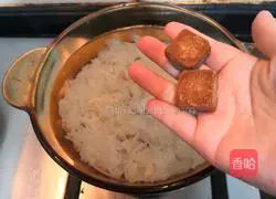 Illustration of how to make red dates, snow pear and white fungus soup 9