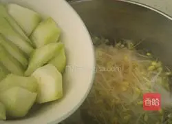 Bean sprouts and loofah soup recipe 7