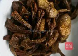 Illustration of how to make braised chicken with mushrooms and fungus 4