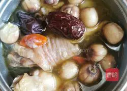 Illustration of how to make chicken soup with red dates and lotus seeds 8