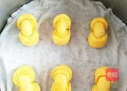 Illustration of how to make earphone flower rolls 11