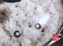 Illustration of how to make a little ugly siu mai with honey sauce 2