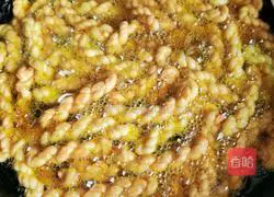 Illustration of how to make crispy twists 4