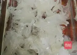 Illustration of how to make peach gum stewed in milk 4