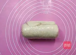 Illustration of how to make crispy fried dough sticks 8