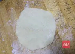 Illustration of how to make dumpling skins 5