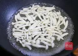 Illustration of how to make loofah, shrimp and mushroom soup 5