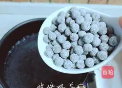 Illustration of how to make pearl milk tea 2