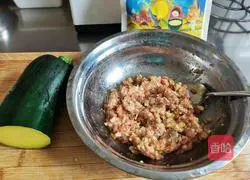 Illustration of how to make pumpkin and pork dumplings 10