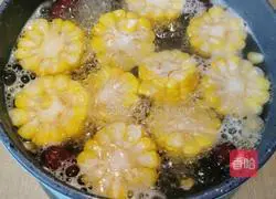 Illustration of how to make ginger, date and corn fungus soup 4