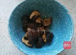 Illustration of how to make spleen-strengthening pork belly soup 10