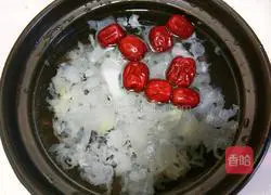 Illustration of how to make red dates, papaya and white fungus stewed 6