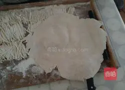 Illustration of how to make eggplant braised hand-rolled noodles 3