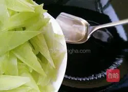 Illustration of how to stir-fry lettuce and meat 4