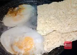 Grandma Illustration of how to make vegetable egg noodle soup 6