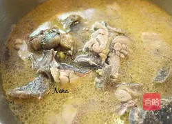 Illustration of how to make ginseng, jujube and black-bone chicken soup 4