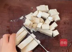 Illustration of how to make egg and tofu soup 1