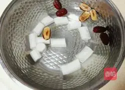 Illustration of how to make chicken legs, bamboo fungus and yam soup 3