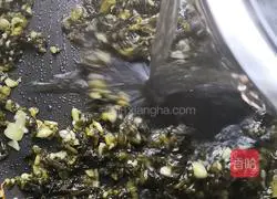 Illustration of how to make pickled cabbage noodles 6