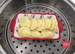 Illustration of how to make potato pancakes with dumpling skin 3