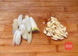 Illustration of how to make spicy stir-fried small intestine 4