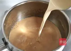 Illustration of how to make the popular #鸳鸯 Pearl Milk Tea# 3