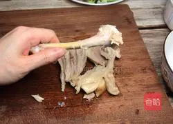 Illustration of making cold noodles with shredded chicken 10