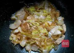 Illustration of how to make pork and cabbage stewed vermicelli 10
