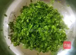 Illustration of how to make Chinese cabbage and meat wontons 7 