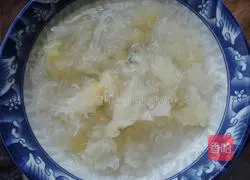 Illustration of how to make peach gum and white fungus soup 2