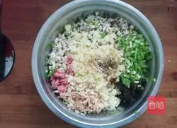 Illustration of how to make steamed dumplings with vegetarian filling 2