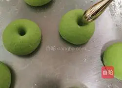 Illustration of how to make green apple and white kidney bean buns 6
