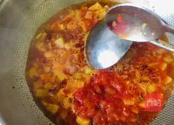 Illustration of how to make potato and tomato sauce wormwood seed noodles 6