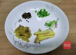 Illustration of how to make sauerkraut and crucian carp soup 2