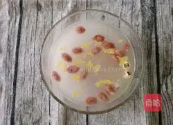 Illustration of how to make health-preserving red dates, peanuts and lotus seeds soy milk 2