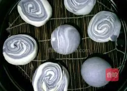 Illustration of how to make two-color annual ring steamed buns 14
