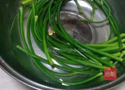 Cold Garlic Moss Hands Illustration of tearing method 2