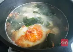 Illustration of how to make wakame, egg and tofu soup 10