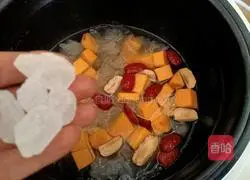 Illustration of how to make red dates, pumpkin and white fungus soup 10