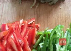 Illustration of how to stir-fry three shredded silkworms 2