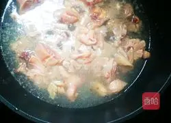 Illustration of how to make mushroom and chicken soup 3 