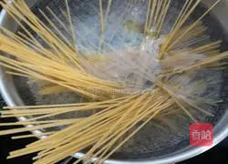Illustration of how to make garlic seafood pasta 6