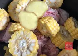 Illustration of how to make corn ribs soup 4