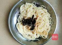 Illustration of how to make scallion noodles 8