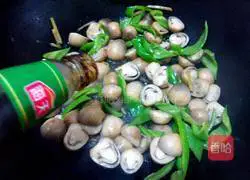 Illustration of how to make straw mushrooms in oyster sauce 6