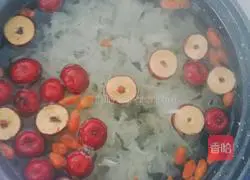 Illustration of how to make white fungus soup 4