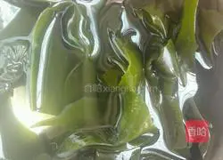 Illustration of how to make shrimp, winter melon and kelp soup 3