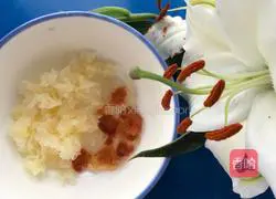 Illustration of how to make white fungus, red dates and peach gum soup 4