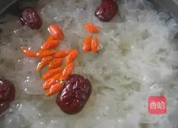 Red Date Peach Illustration of how to make glutinous white fungus soup 6